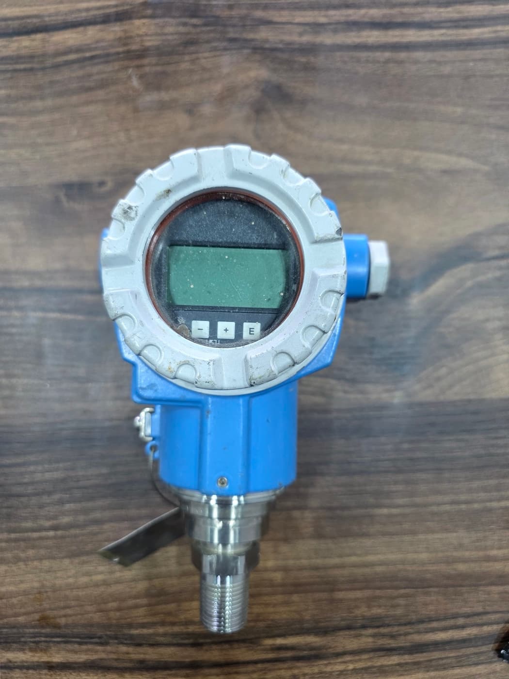 Endress+Hauser Cerabar S PMP71 in Barmaan's warehouse — local display and the direct threaded process connection
