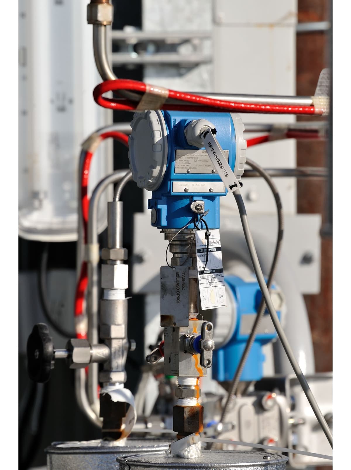 Cerabar S PMP71 in service on a process manifold — official Endress+Hauser application photo