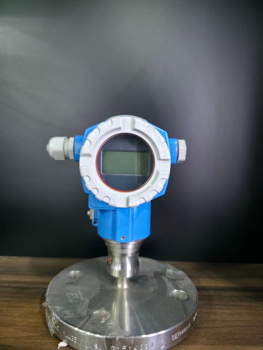 Endress+Hauser Cerabar S PMP75 in Barmaan's warehouse — unit L 22, blue aluminium housing on its EN 1092-1 DN 50 PN 40 flanged diaphragm seal