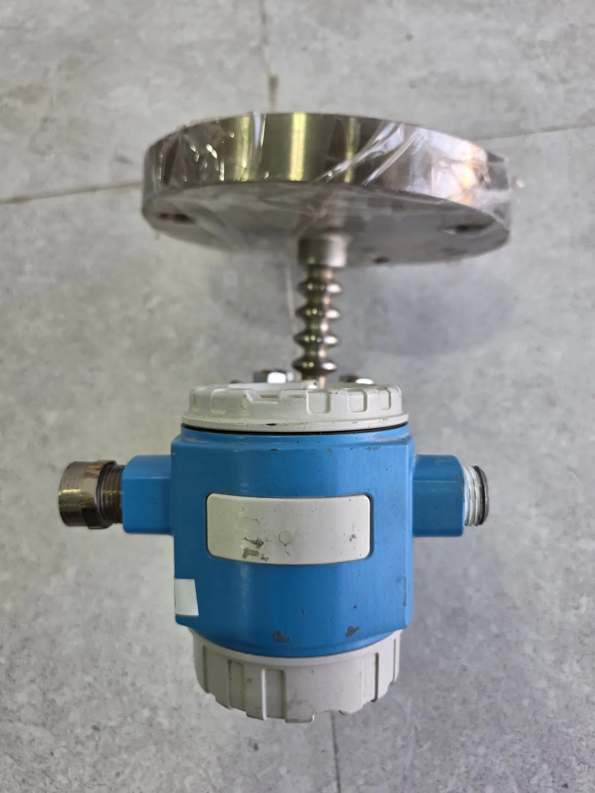 Close-up of the Deltabar S FMD77 transmitter body, process connection and manifold