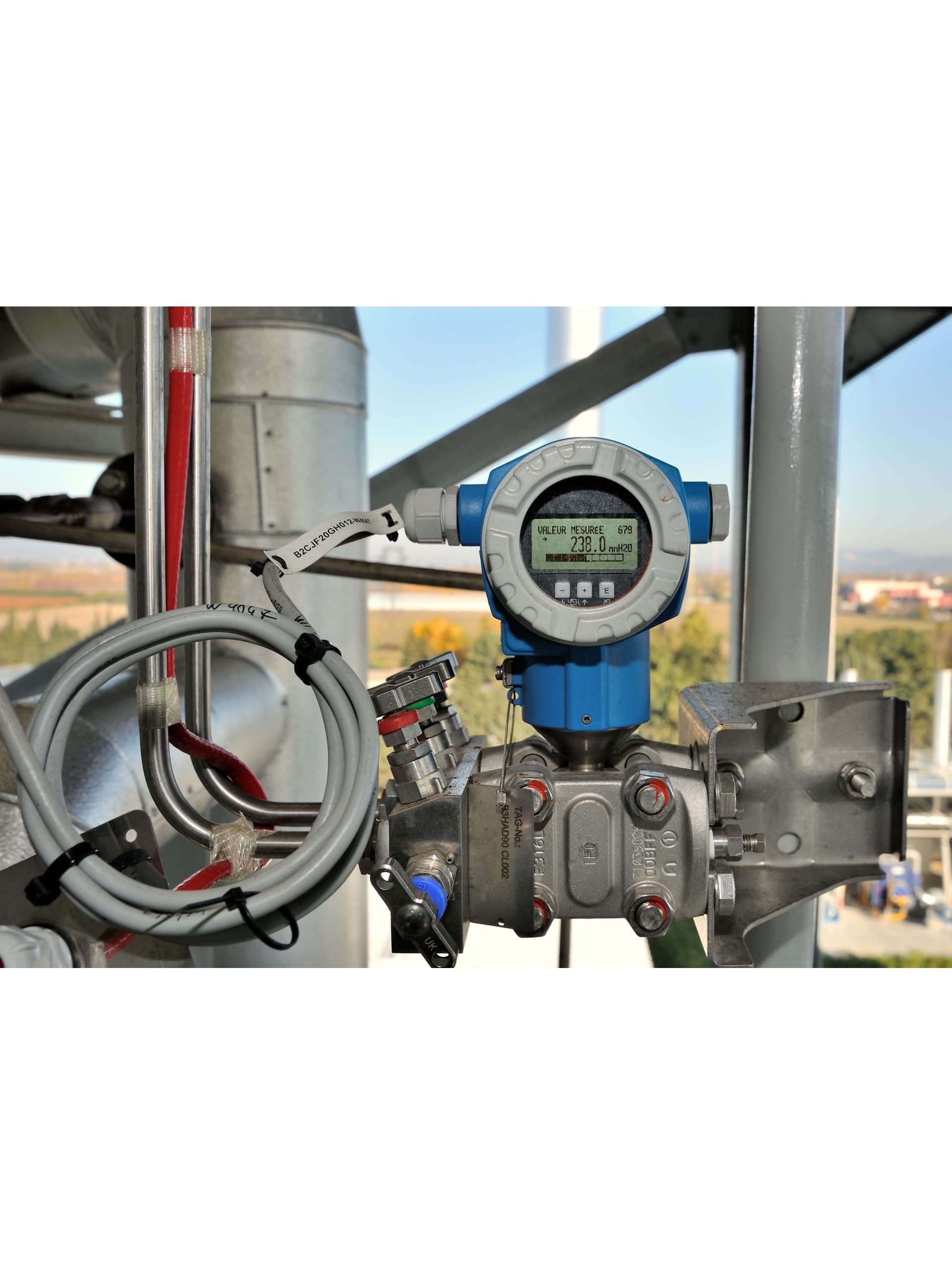 Deltabar S mounted on a pipe-stand bracket in the field with impulse fittings — official application photo