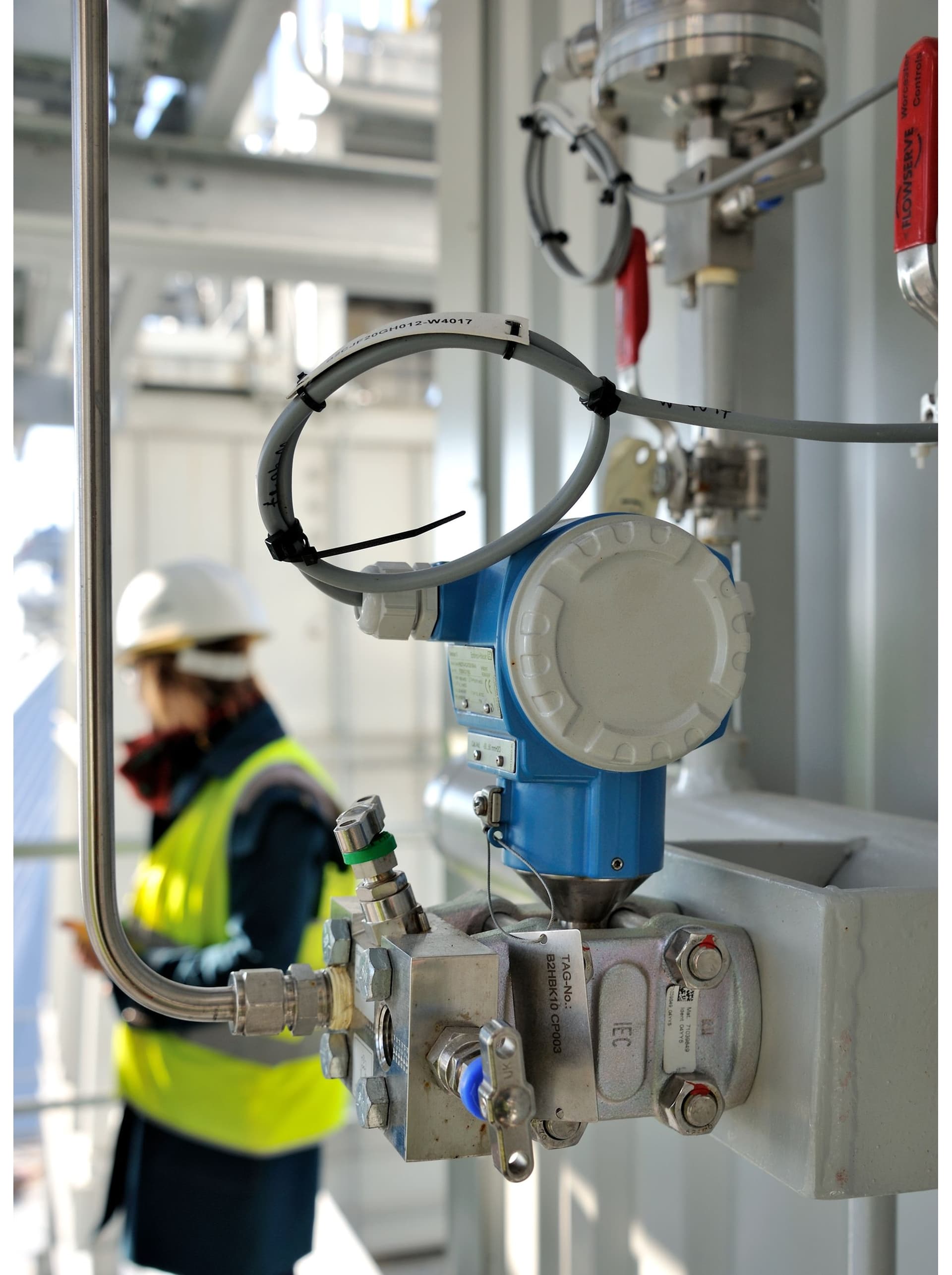Deltabar S PMD75 in service inside a process plant, mounted on a manifold beside instrument tubing