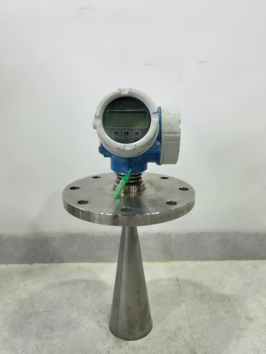 Endress+Hauser Micropilot FMR51 radar level transmitter with horn antenna and DN125 flange