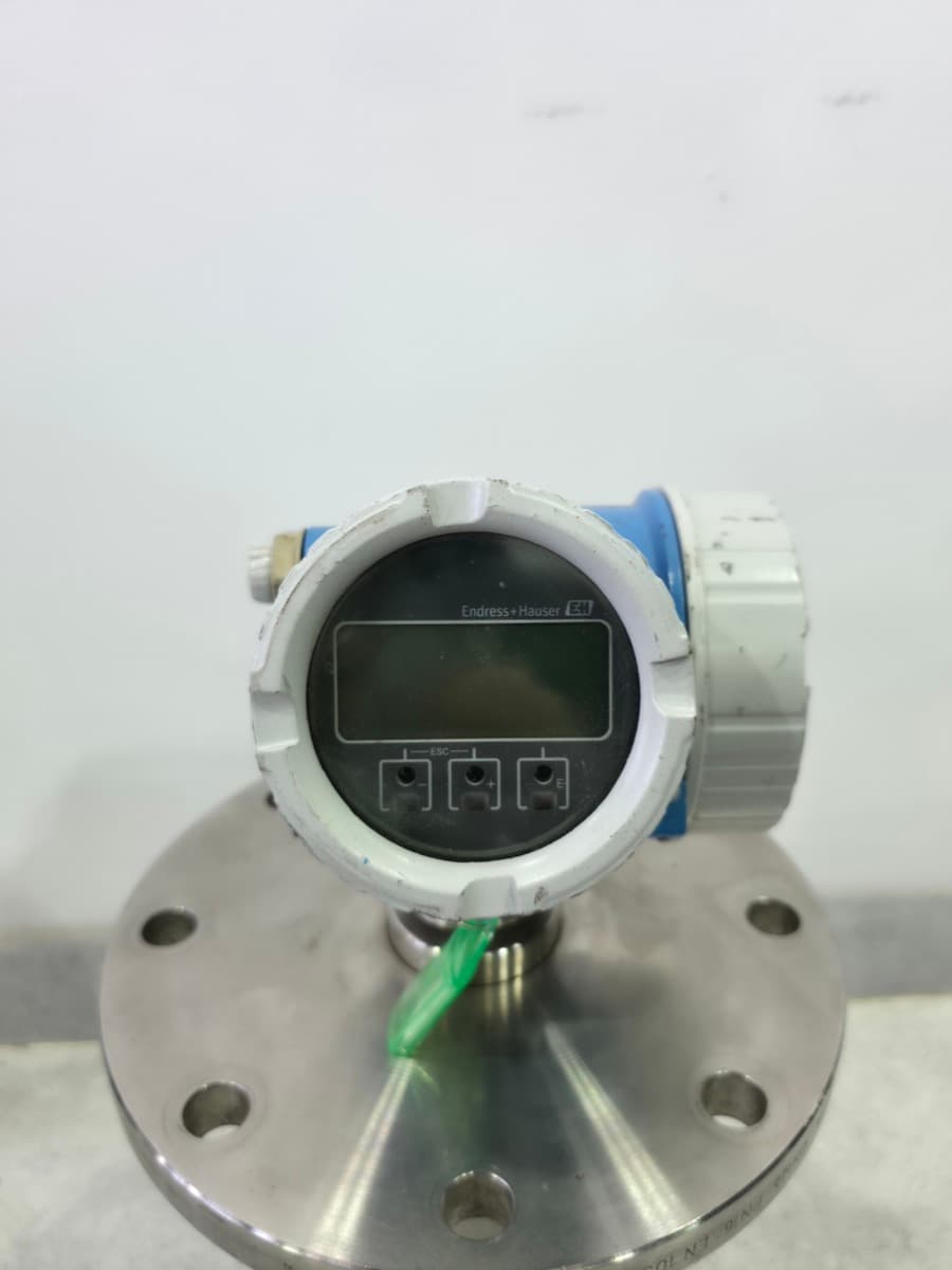 Micropilot FMR51 transmitter head with display module
