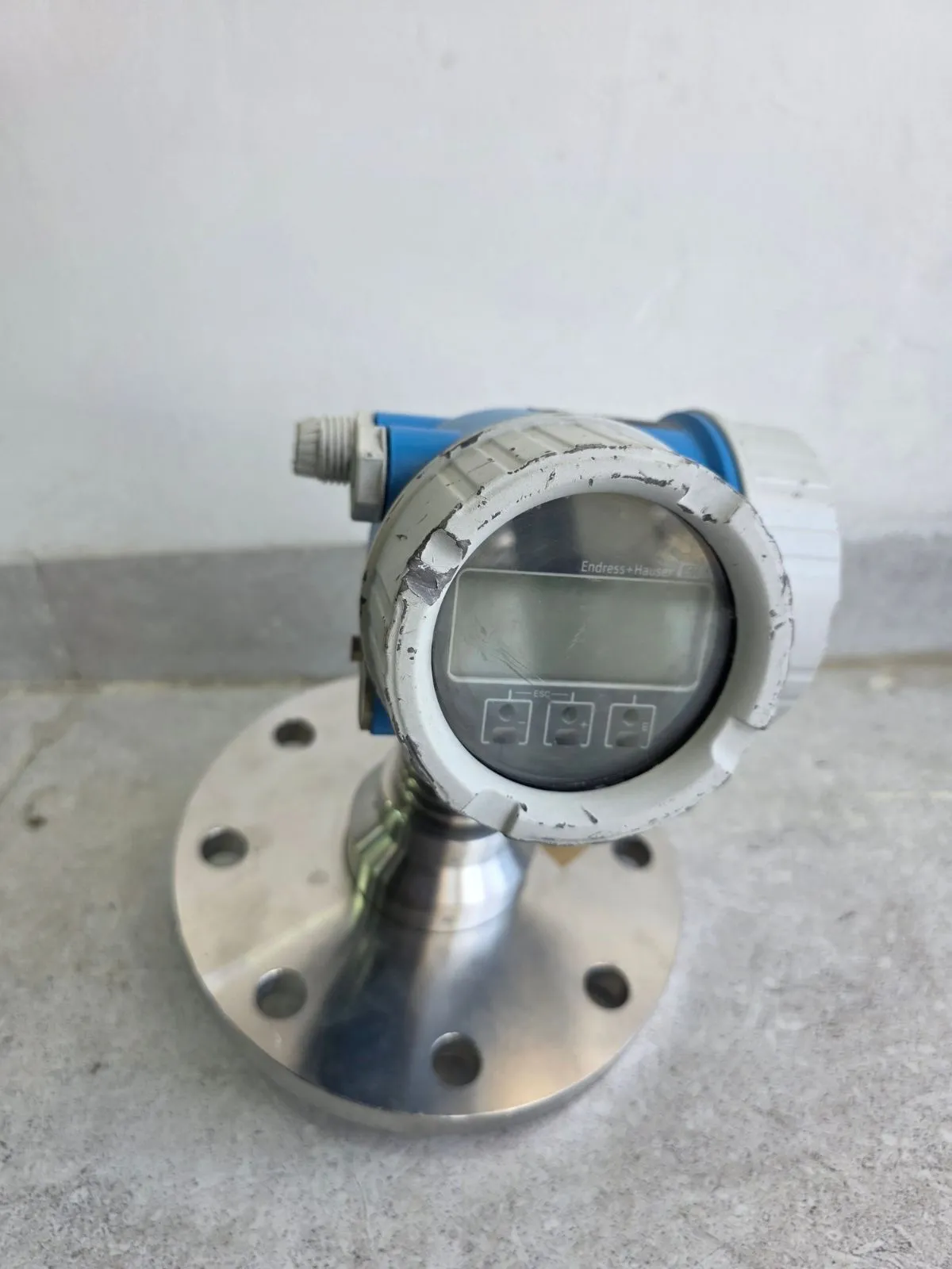 Micropilot FMR52 radar transmitter with display and stainless-steel flange