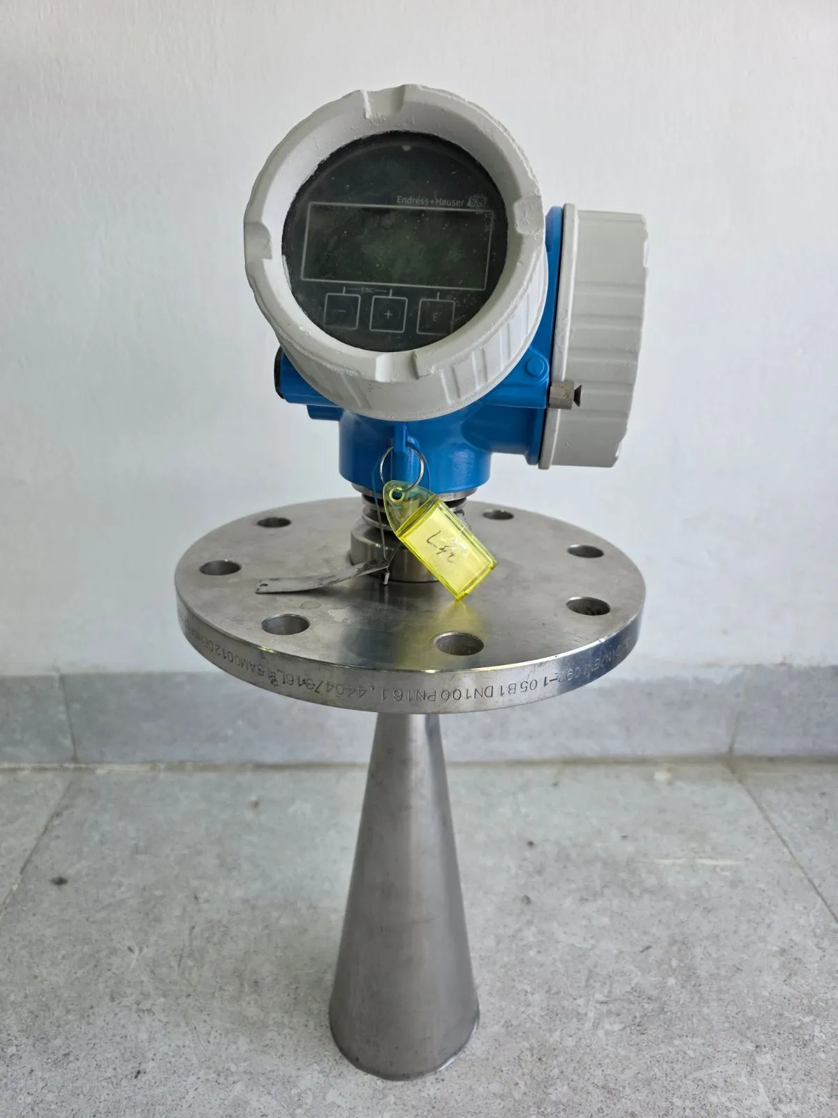 Front view of the Endress+Hauser radar level transmitter with display and DN100 flange