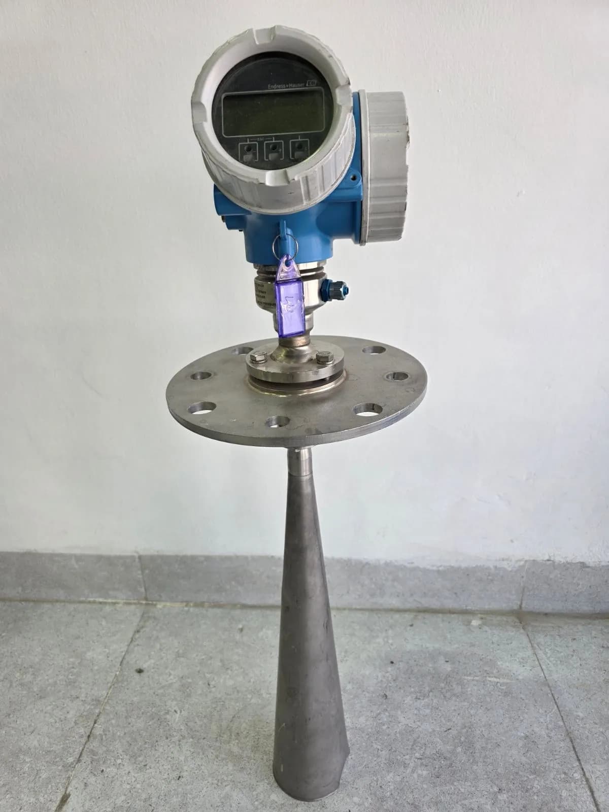 Front view of the Micropilot FMR57 radar transmitter with display and conical horn antenna on a flange