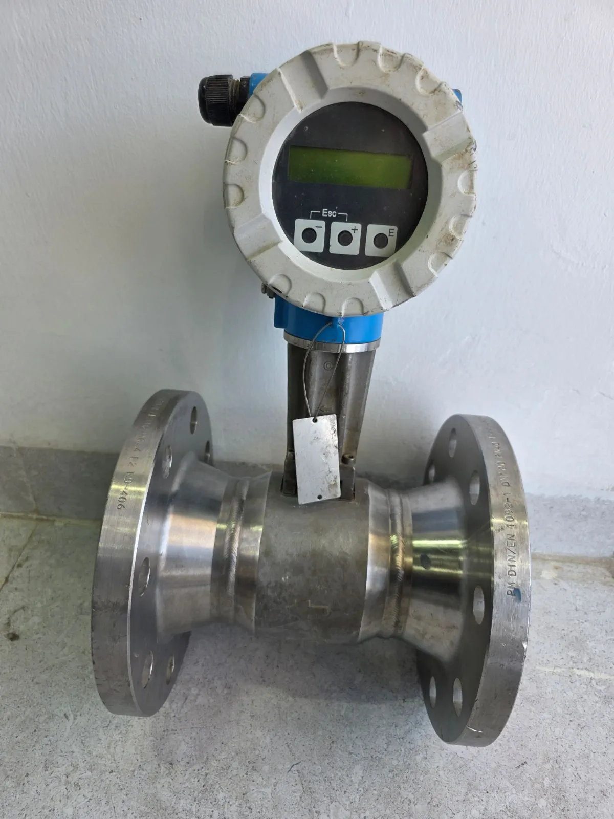Flanged DN100 vortex flowmeter with transmitter head, LCD display and three keys