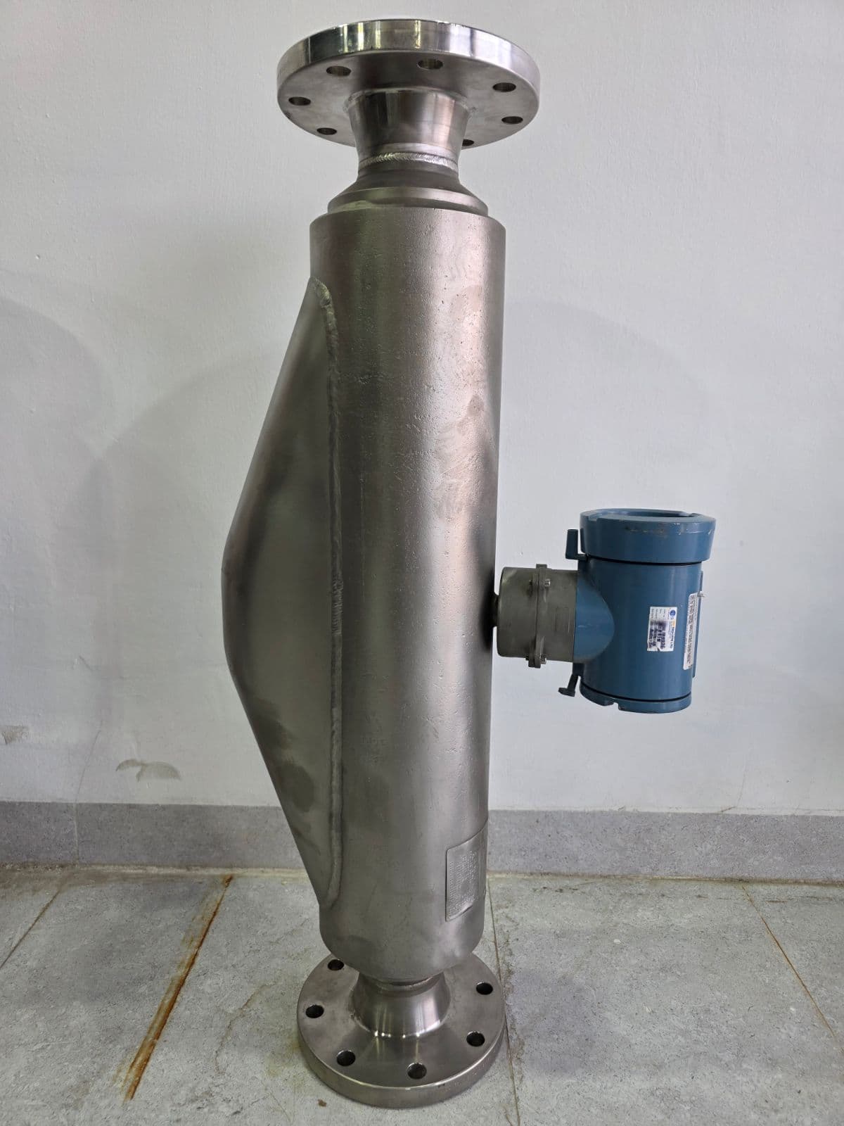 Micro Motion F300 Coriolis sensor with integral Model 1700 transmitter — the unit with 4″×3″ reducing flanges
