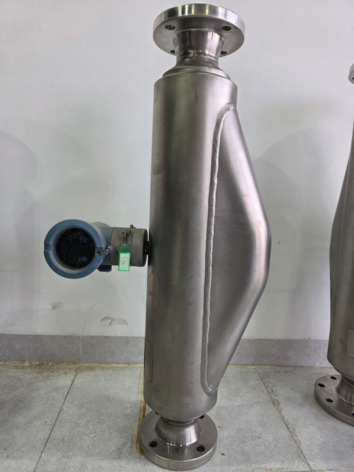Micro Motion F300 Coriolis sensor with 3″ ASME B16.5 Class 150 flanges, transmitter mounted integrally