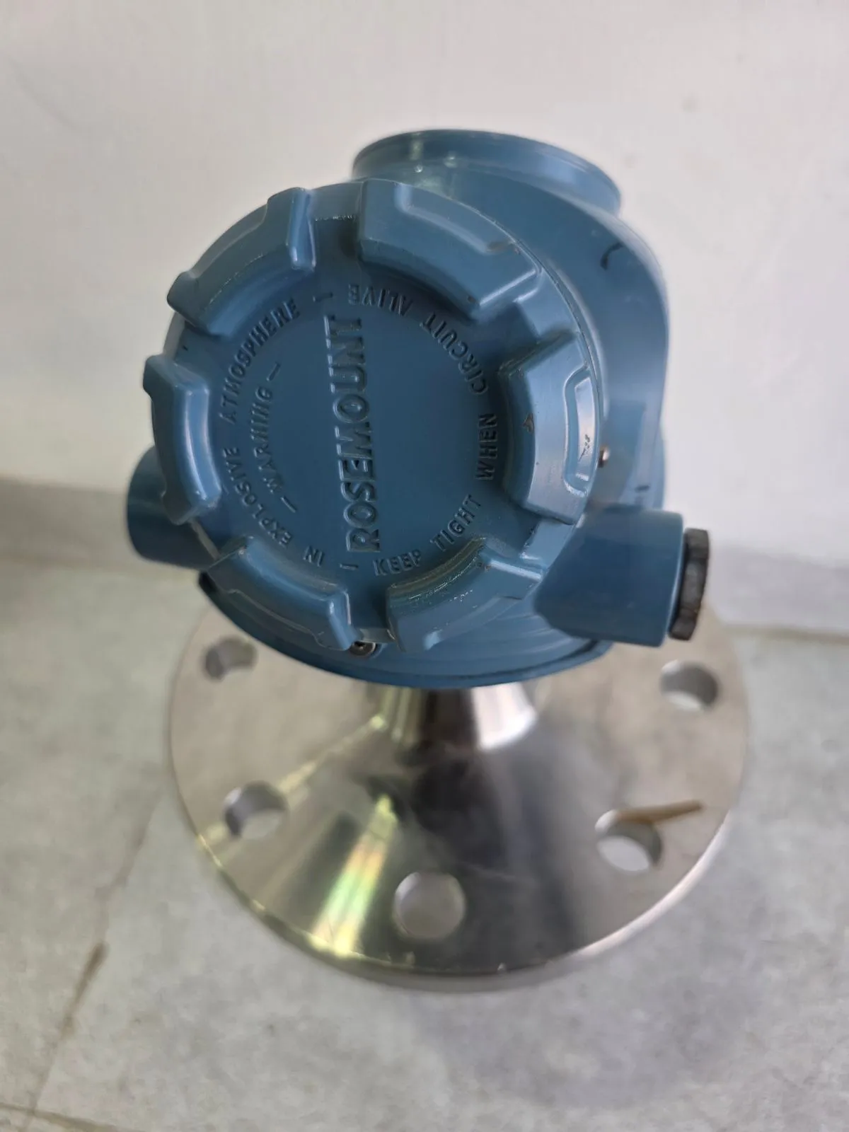top view of the Rosemount head showing the threaded cover and process flange