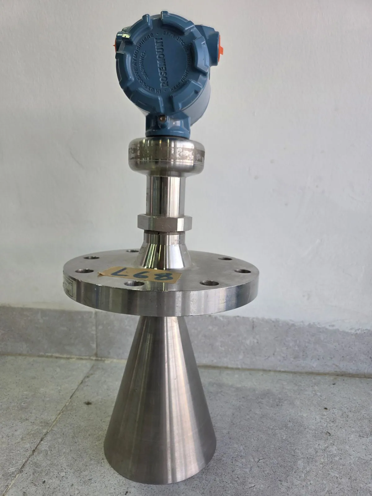 side view of the Rosemount 5408 on its flange and cone antenna with tag L68