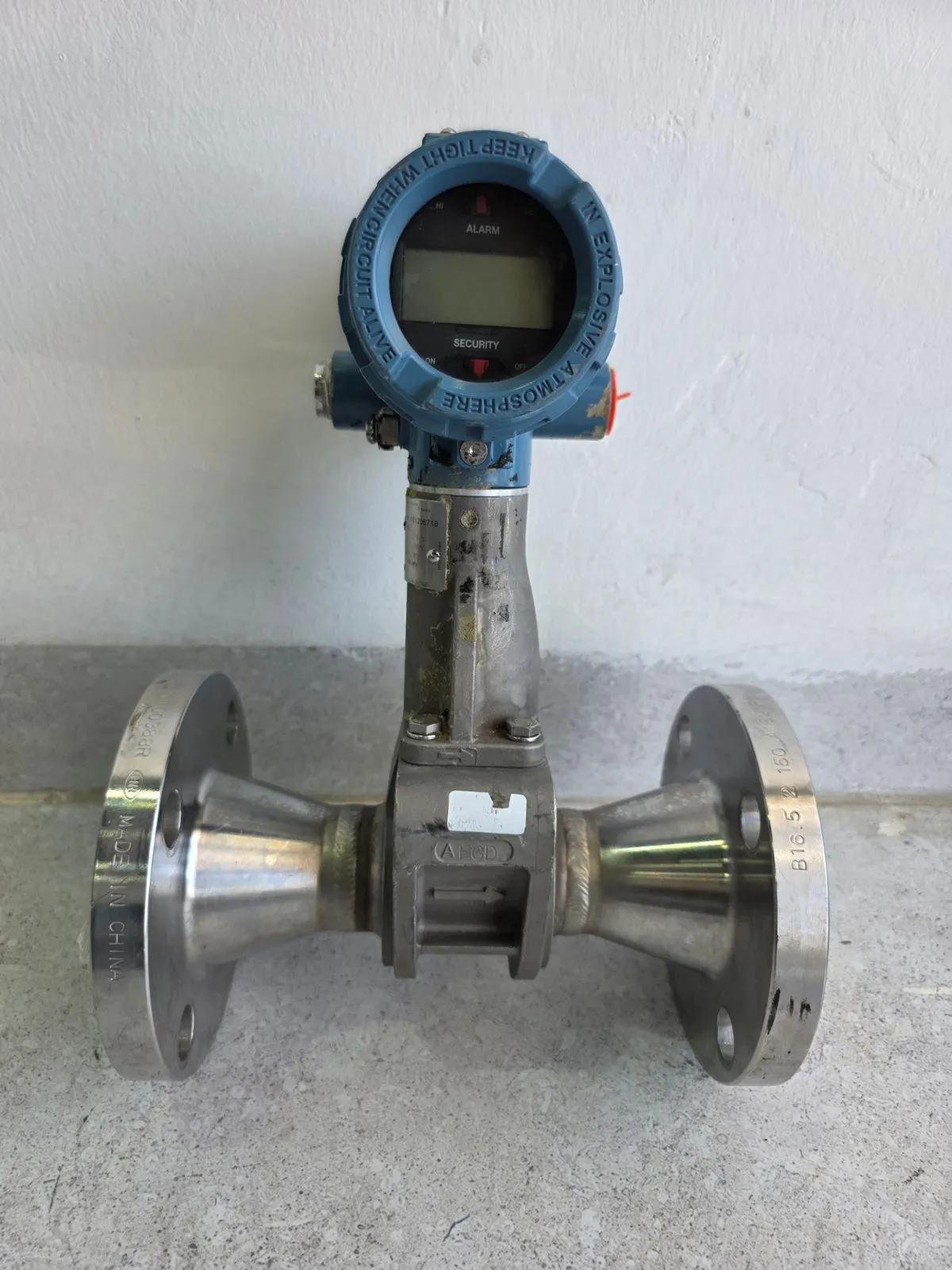 Front view of the Rosemount 8800D vortex flowmeter with blue display head and LCD, reducer body and two 2" Class 150 raised-face flanges