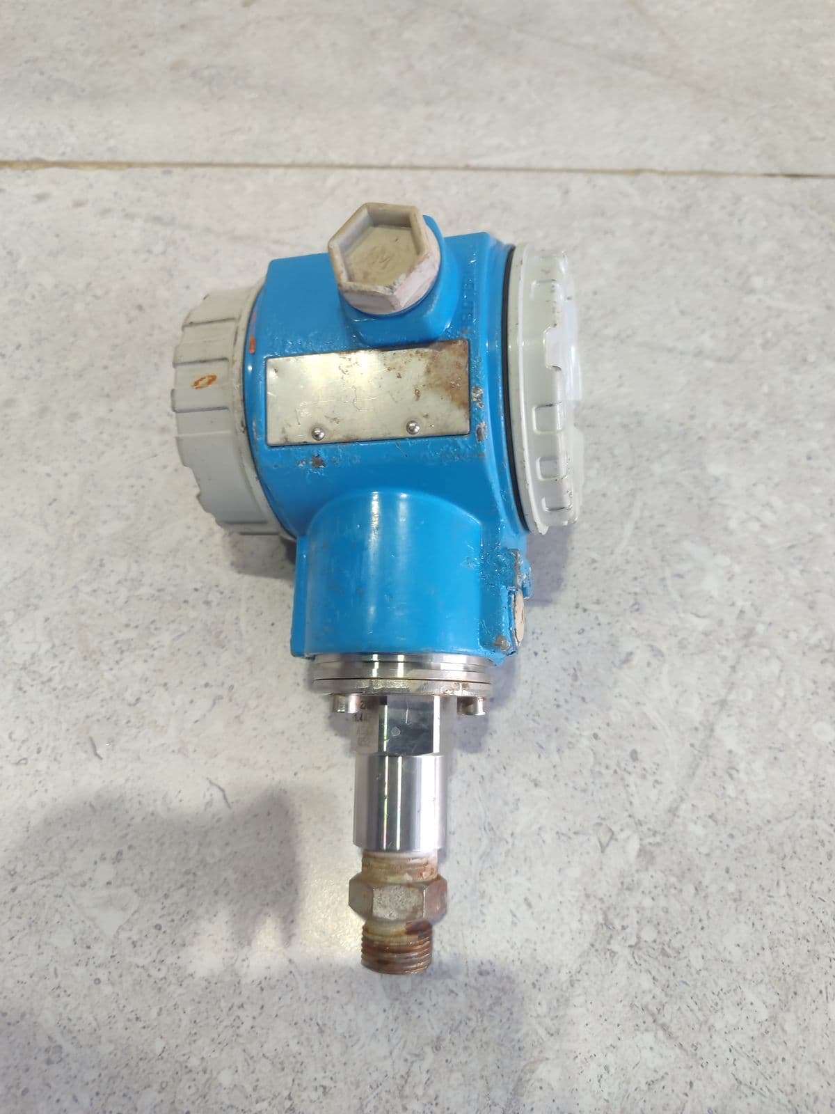 Pressure transmitter with both nameplates wiped blank — model unidentified — blank stainless nameplate — no model, no order code, no serial, in Barmaan's warehouse