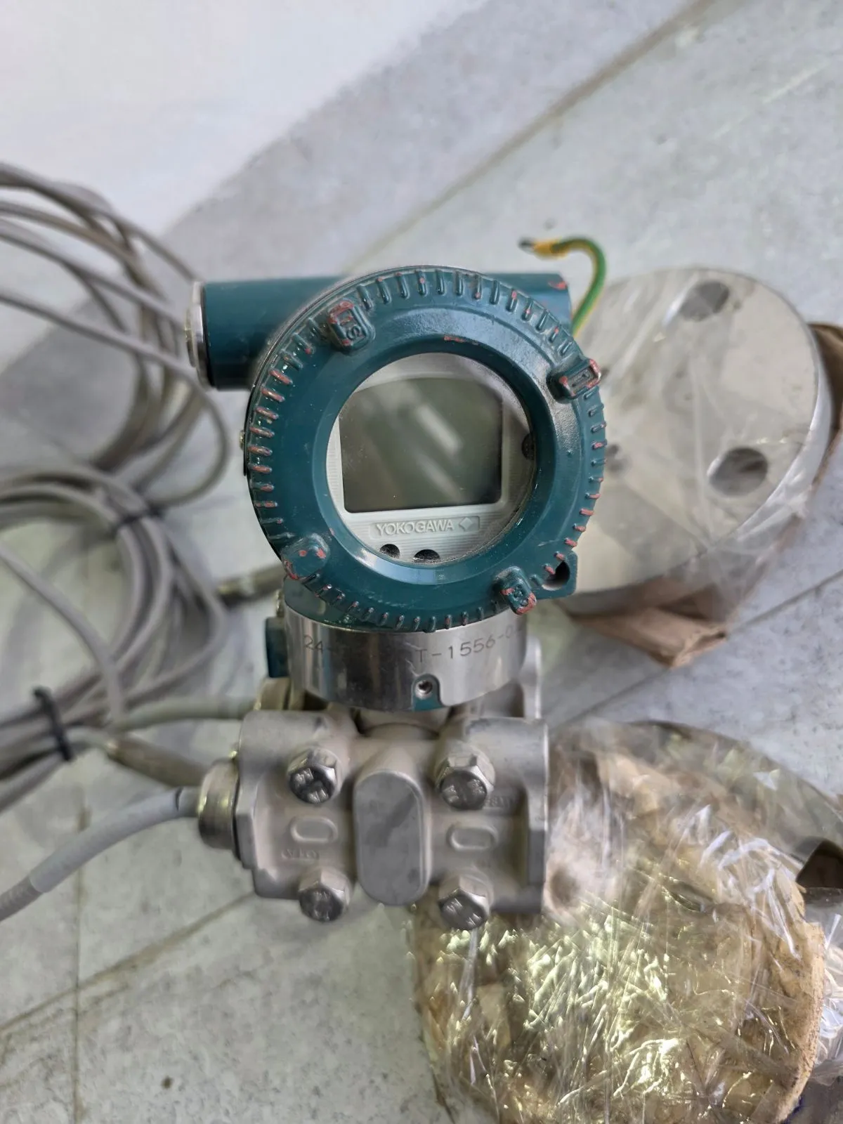 front view of the Yokogawa EJA118E differential pressure transmitter with seal flanges