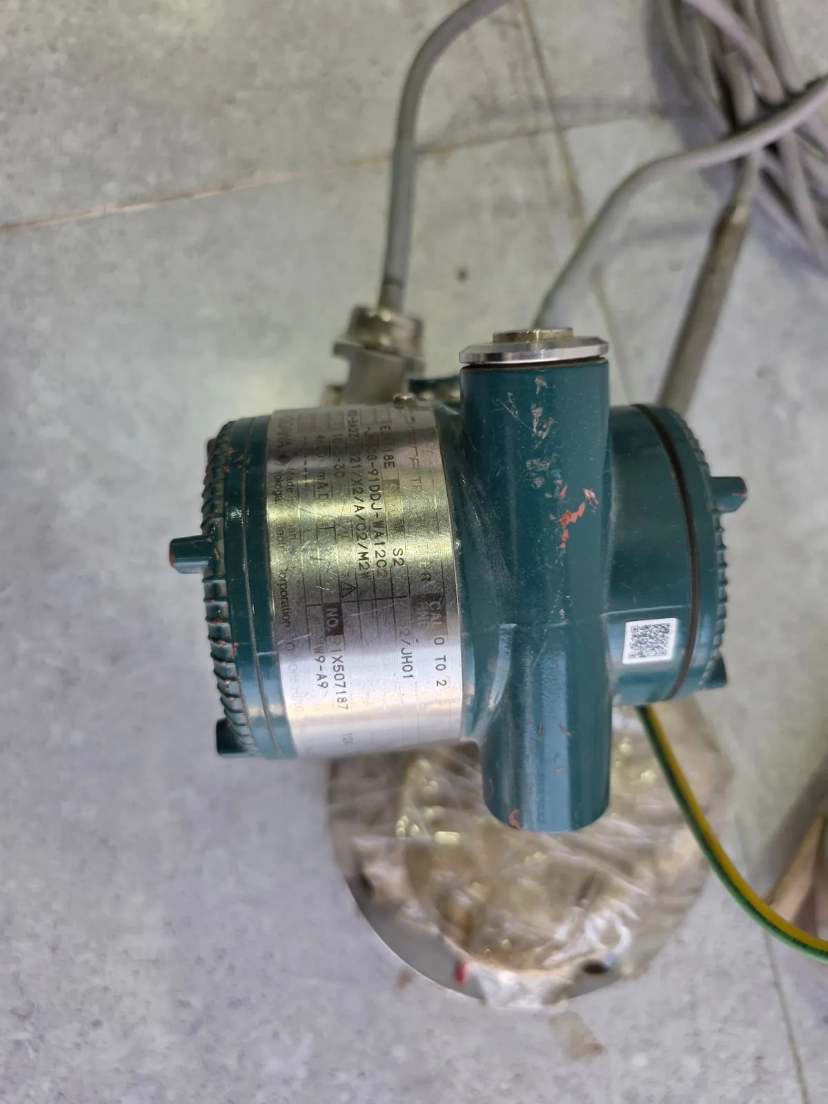 side view of the EJA118E transmitter and housing cover